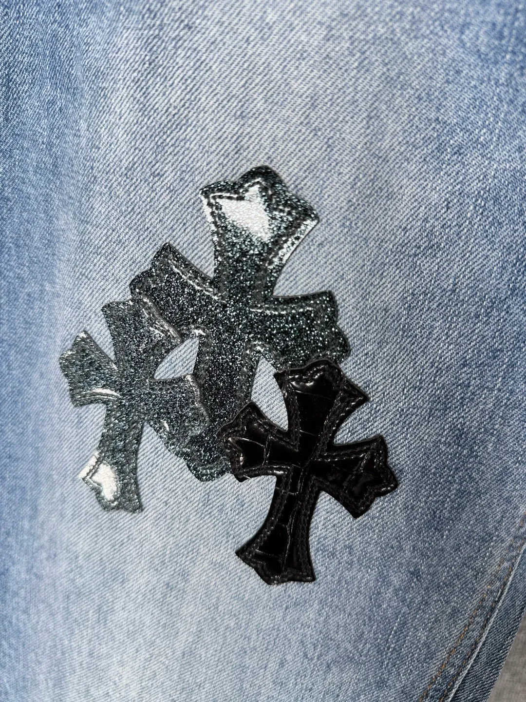 P270 💰 (Top version) Chrome Hearts/Chrome Hearts 25FW CH starry sky leather cross bamboo jeans adopt starry sky theme patchwork elements, mostly in the shape of a cross, with glitter on the leather surface. Unique design, simple and elegant details, exquisite workmanship, the entire trousers are neatly routed, and the details are in place! It’s also so cool that both men and women can easily control it. It’s a gender-neutral trendy up version. Color: blue Size: 28-30-32-34-36 (corresponds to S-M-L-XL-XXL)
